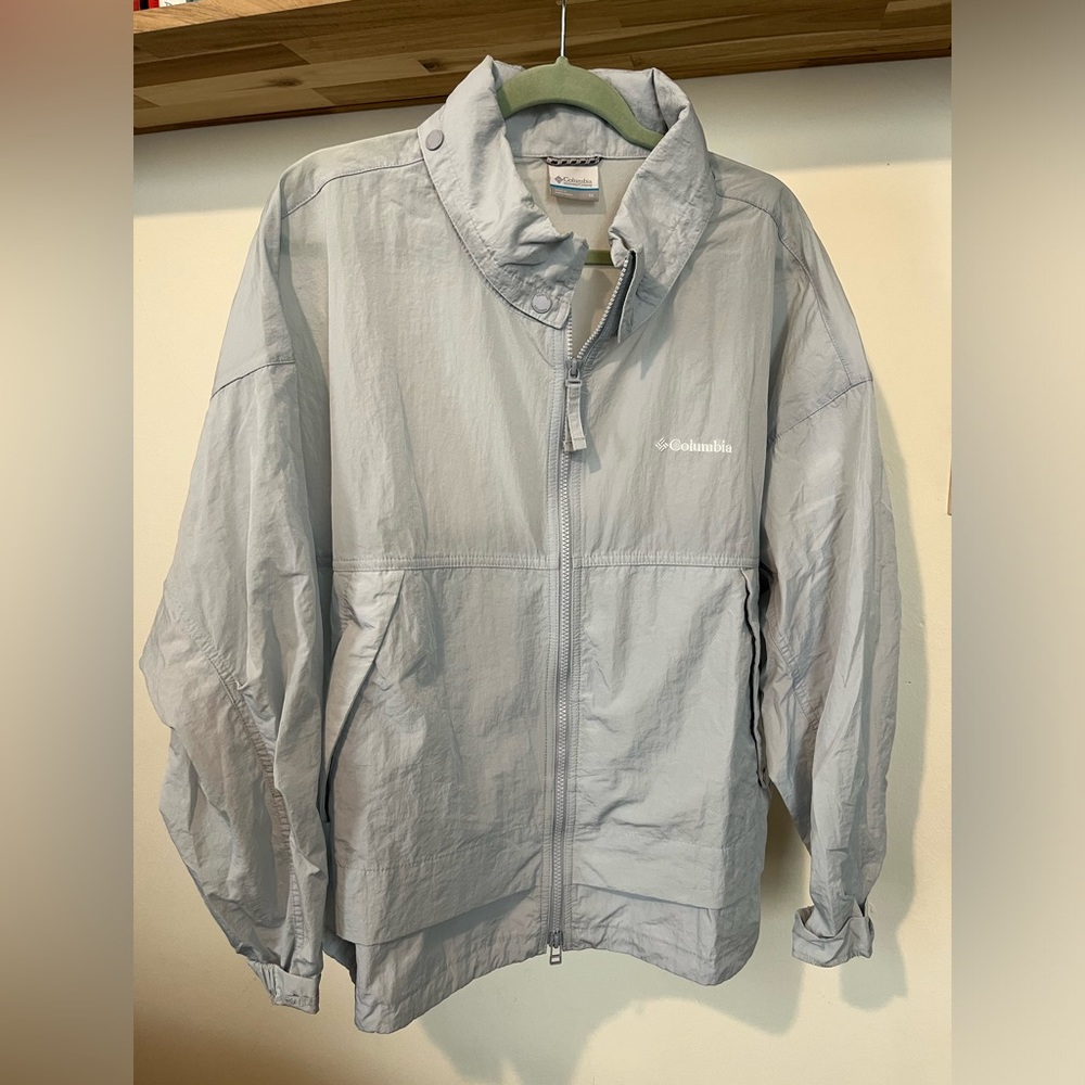 Columbia windbreaker jacket! Size 1X. Excellent condition. Optional hood